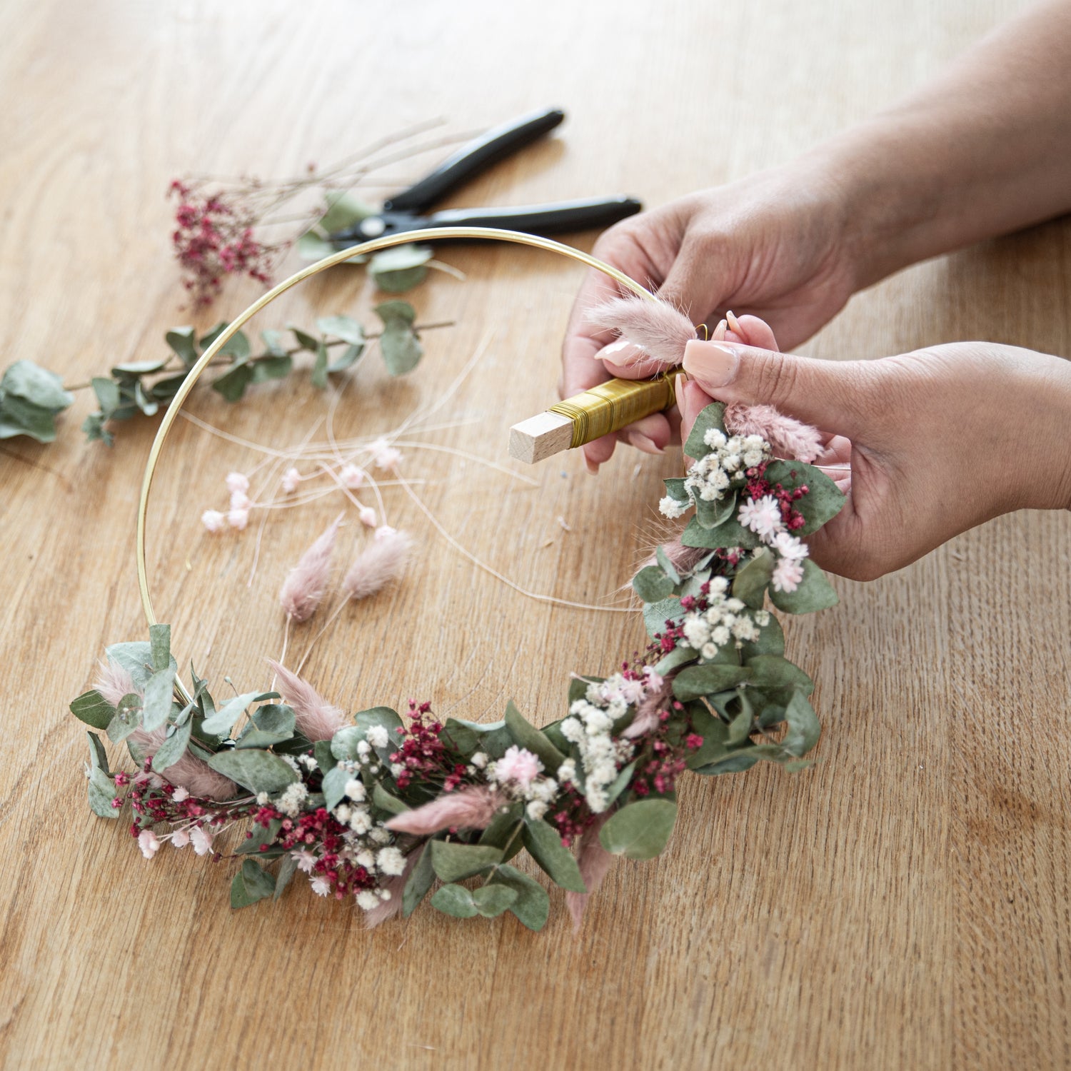 Kreativer DIY-Trockenblumenkranz wird erstellt
