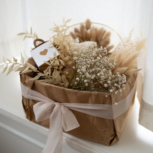 Individuelle Trockenblumen-Box mit verschiedenen Blumen und Accessoires